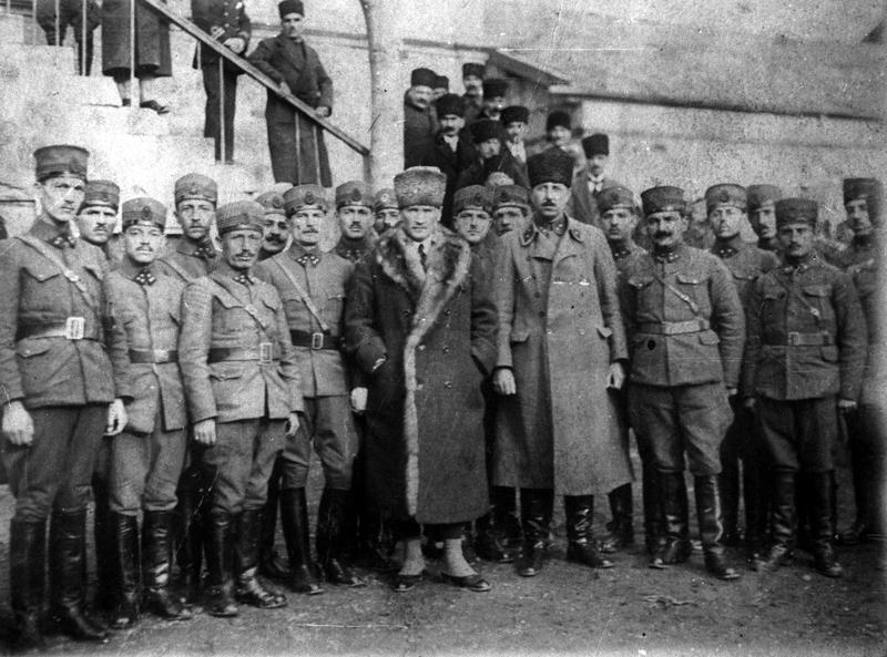 <p><b>- Ata'nın cenazesinin Anıtkabir yolculuğu</b></p><p>10 Kasım 1938'de Dolmabahçe Sarayı'nda hayata gözlerini yuman Atatürk'ün naaşı, 16 Kasım'da Dolmabahçe Sarayı tören salonunda katafalka konuldu.</p>