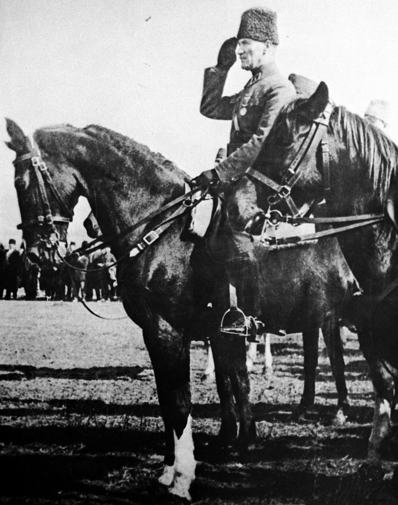 <p>Atatürk, Hatay'ın anavatana katılması için yoğun diplomatik çaba sarf etti ve onun bu amacı, vefatının ardından 1939'da gerçekleşti.</p>