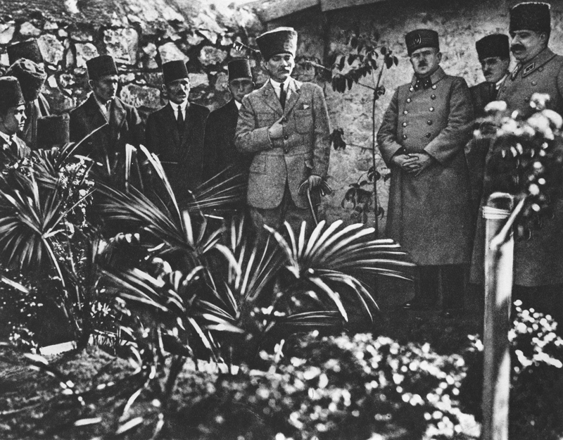 <p>Yalnızca Türk milletinin Kurtuluş Savaşı'nı başarıyla yöneten bir komutan olarak değil, aynı zamanda gerçekleştirdiği devrimlerle de dahi bir devlet adamı olarak tarihe geçen Mustafa Kemal Atatürk, 57 yıl süren yaşamında, milletinin ve vatanının bağımsızlığı için yılmadan çalıştı ve girdiği her mücadeleden zaferle çıktı.</p>