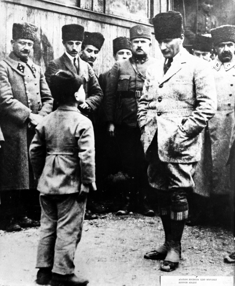 <p>Atatürk'ün vefatı sadece Türkiye'de değil bütün dünyada büyük üzüntüyle karşılanırken, yabancı devlet adamları birçok açıklama yaptı ve mesaj yayımladı.</p>