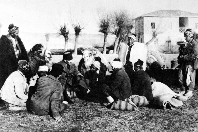 <p>20 Kasım'da Ankara'da devlet erkanı tarafından karşılanan cenaze, TBMM önünde katafalka konuldu. 21 Kasım 1938'de çok büyük bir cenaze töreni ile Ankara Etnografya Müzesi'ndeki geçici kabrine konulan Atatürk'ün naaşı, ebedi istirahatgahı Anıtkabir'e taşındığı 10 Kasım 1953'e kadar burada kaldı. (AA)</p>