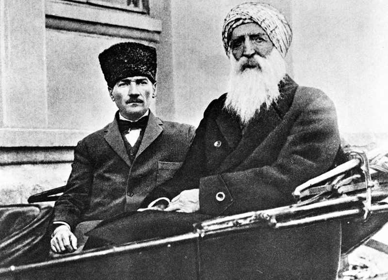 <p>19 Kasım günü cenaze büyük bir kalabalık tarafından Yavuz Zırhlısı ile İzmit'e oradan da aynı günün akşamı tüm yurt gezilerinde kullandığı tren ile Ankara'ya uğurlandı.</p>