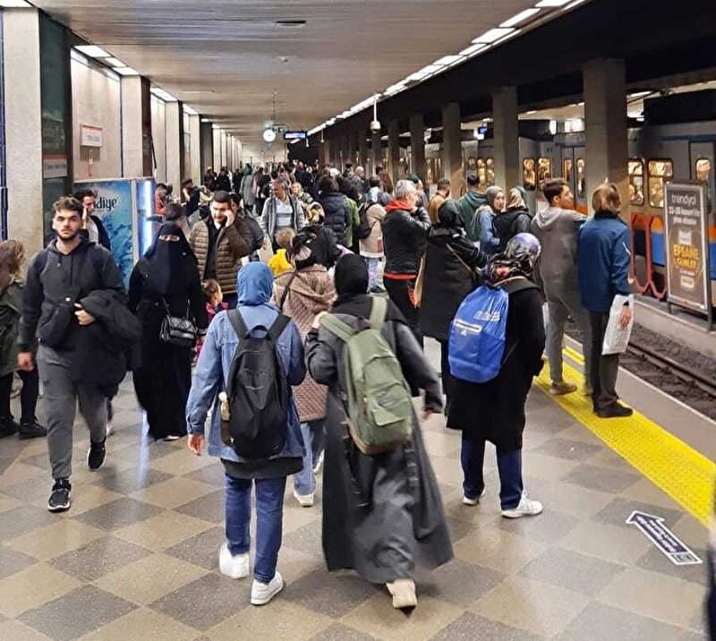<p>Arıza nedeniyle ulaşımda aksamalar yaşandı. Zaman zaman insan kalabalığının oluştuğu istasyonda vatandaşlar güvenlik görevlileri tarafından karşı istikamete giden metrolara yönlendirildi. </p>