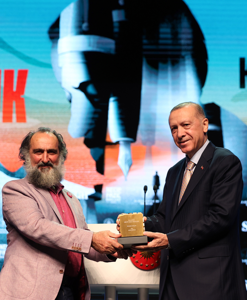 <p>Necip Fazl Sayg dl'n kazanan lhami Atalay</p>