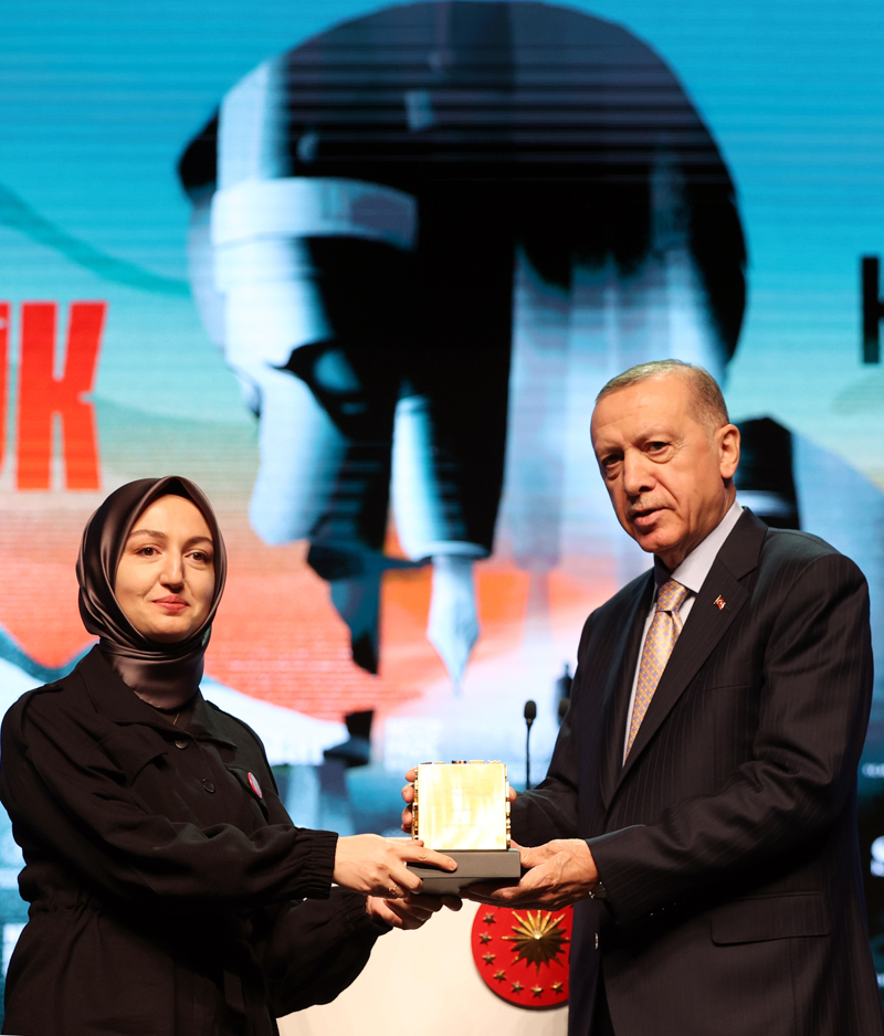 <p>Necip Fazl lk Eserler dl'n kazanan Elif Gen</p>