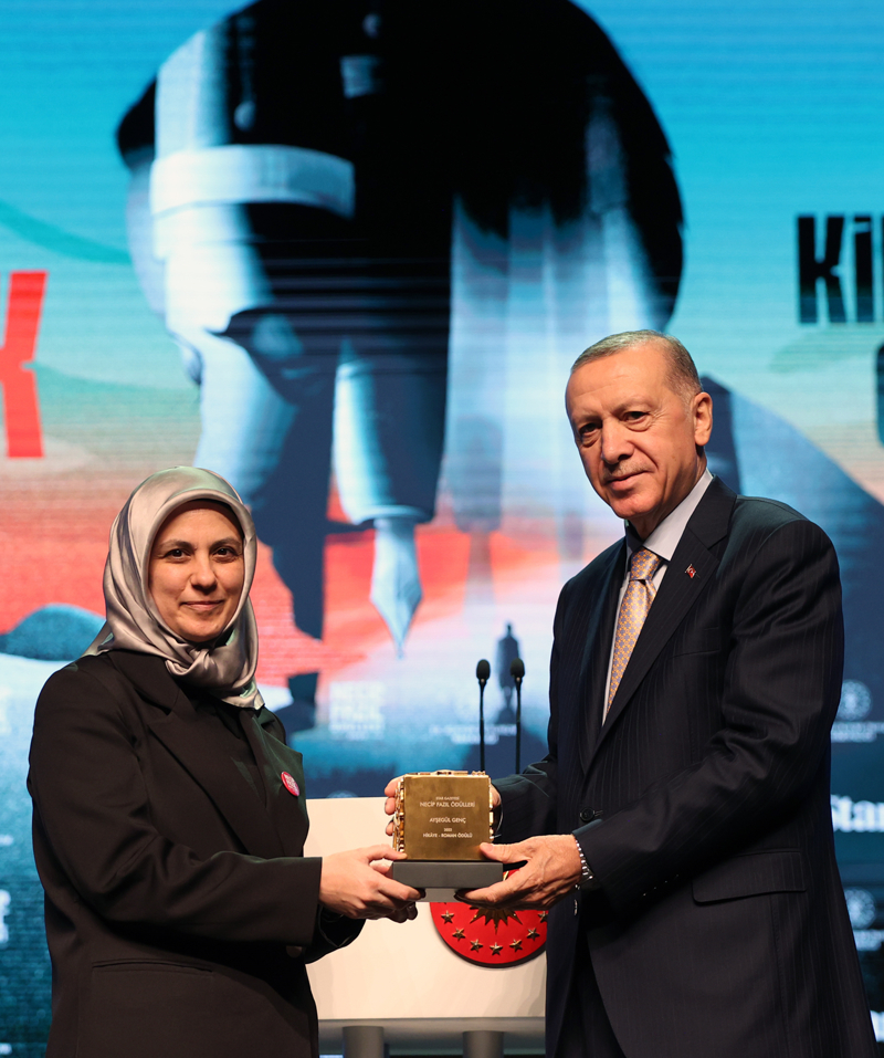 <p> Necip Fazl Hikye-Roman dl'n kazanan Ayegl Gen</p>