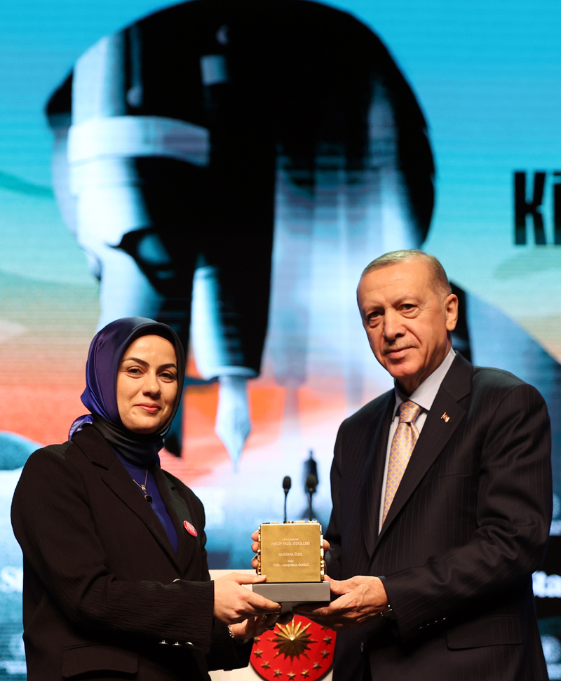 <p>Necip Fazl Fikir-Aratrma dl'n kazanan Mustafa zel'in dln, zel'i temsilen Editr Kbra Kuruali Yaar</p>