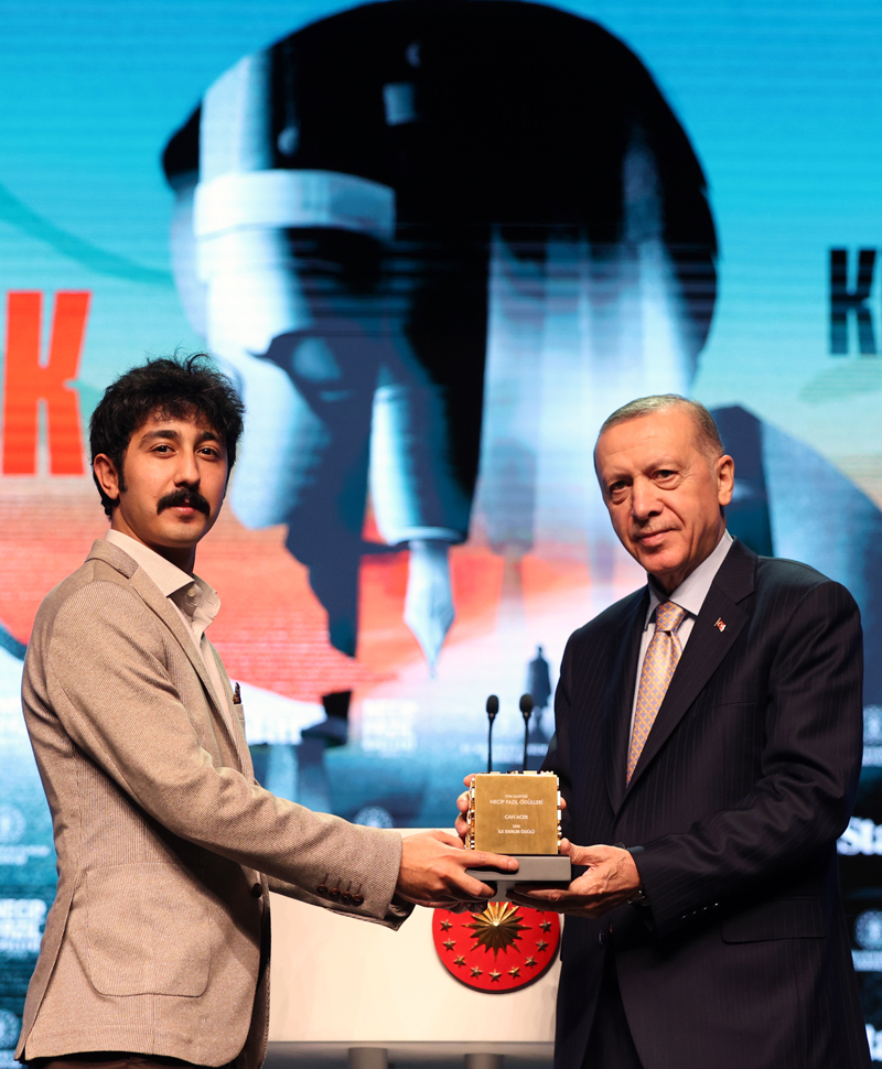 <p>Necip Fazl lk Eserler dl'n kazanan Can Acer</p>