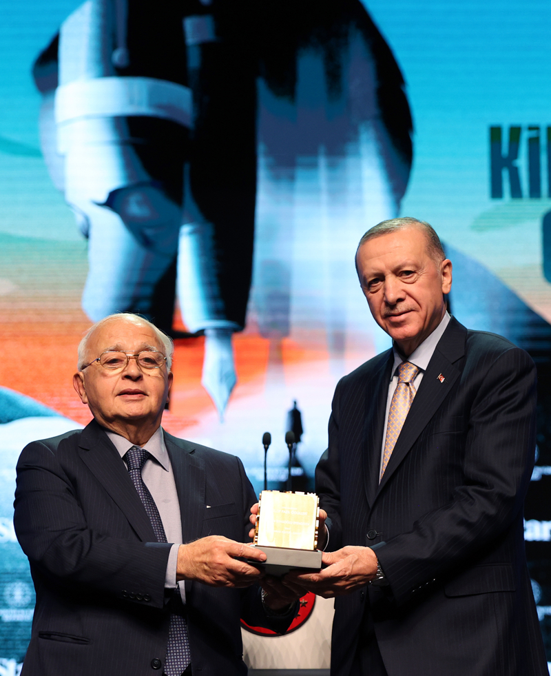 <p> Necip Fazl Uluslararas Kltr Sanat dl'n kazanan Elin Efendiyev</p>