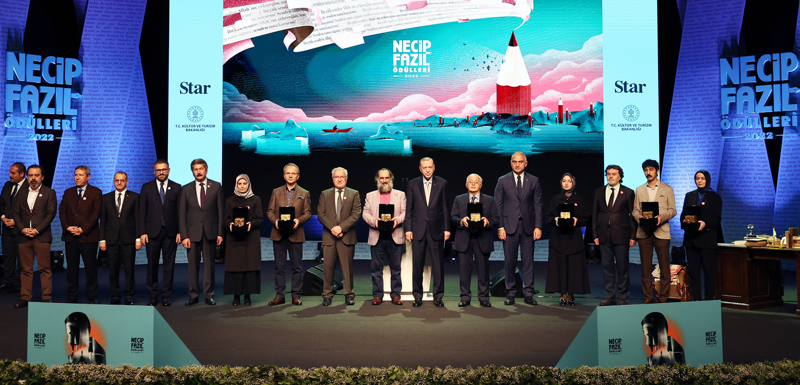 <p>Cumhurbakan Erdoan, dl sahiplerine dllerini takdim etti.</p>