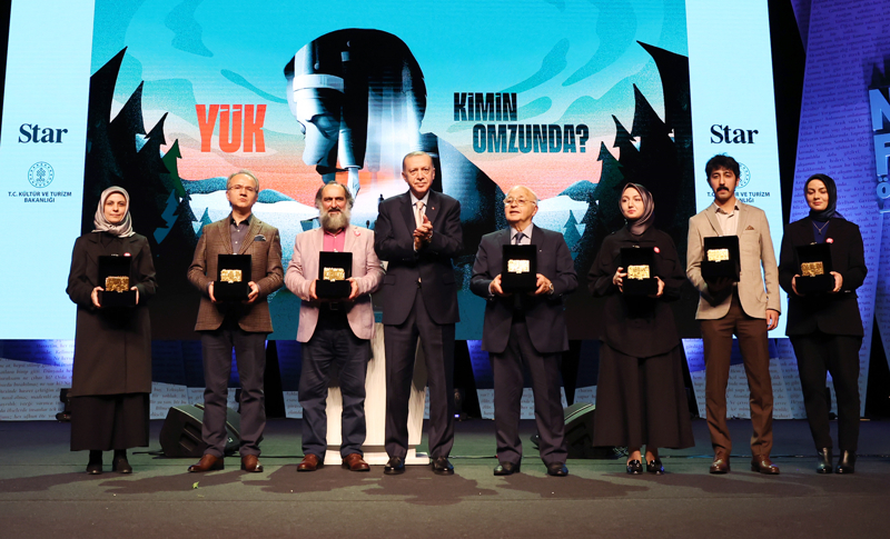 <p>Cumhurbakan Erdoan, dl sahiplerine dl takdiminin ardndan toplu fotoraf ektirdi.<br></p>