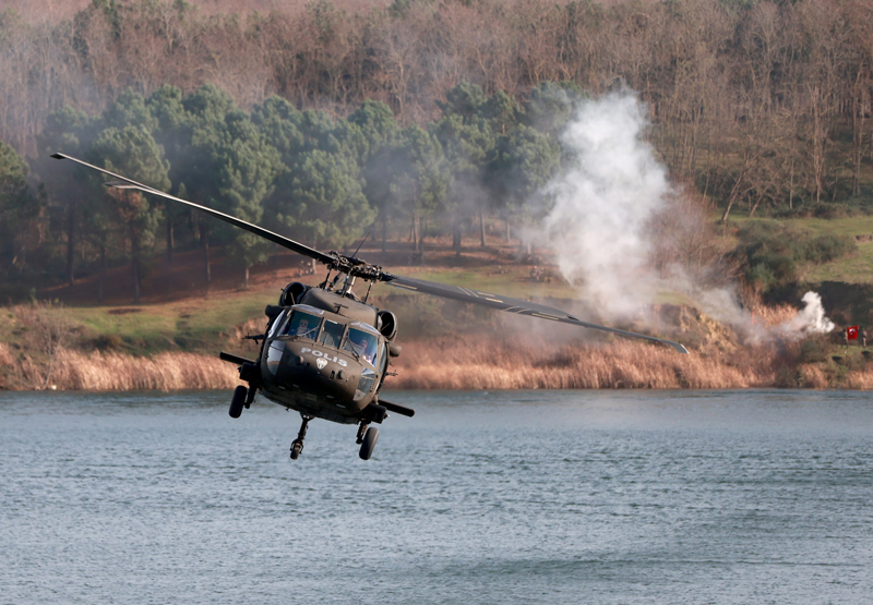 <p>Tatbikatın devamında otobüse yönelik araç operasyonu, çift yönlü helikopter atışı, zırhlı araçlarla aynı anda kule atışı, 'Kobra' ve 'Kirpi' zırhlı araçlarıyla atış, genel parkur ve keskin nişancı atışlarının tamamlanmasının ardından Türk bayrağı açıldı.</p>