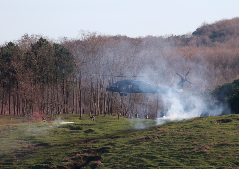 <p>Zodyak bot ile timlere atış desteğinin verilmesi ve hedefin imha edilmesinin ardından bölgedeki özel harekat polisleri tahliye edildi.</p>
