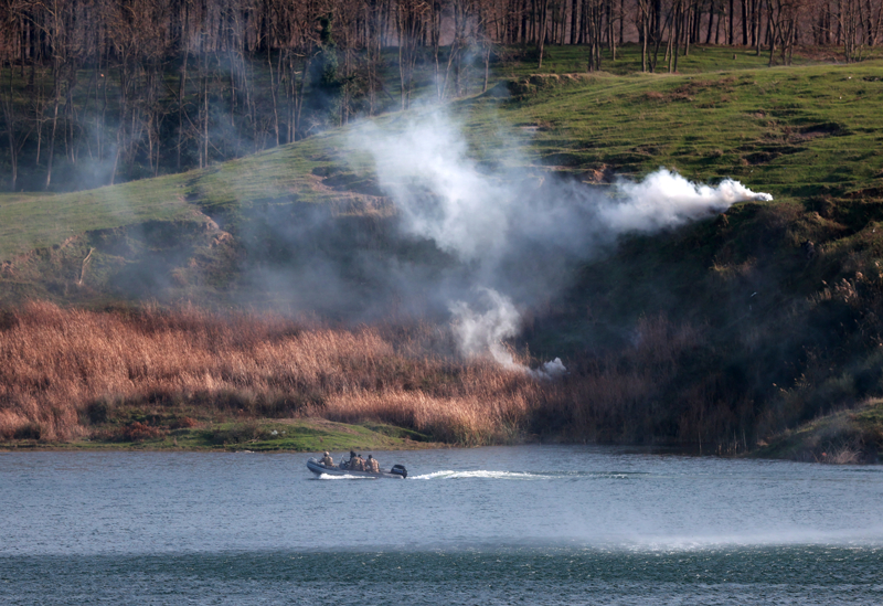 <p> Özel harekat polislerinin gerçek mermiler kullanarak atış yaptığı sırada roket, lav ve bomba atar gibi silahlarla da destek sağlandı.</p>
