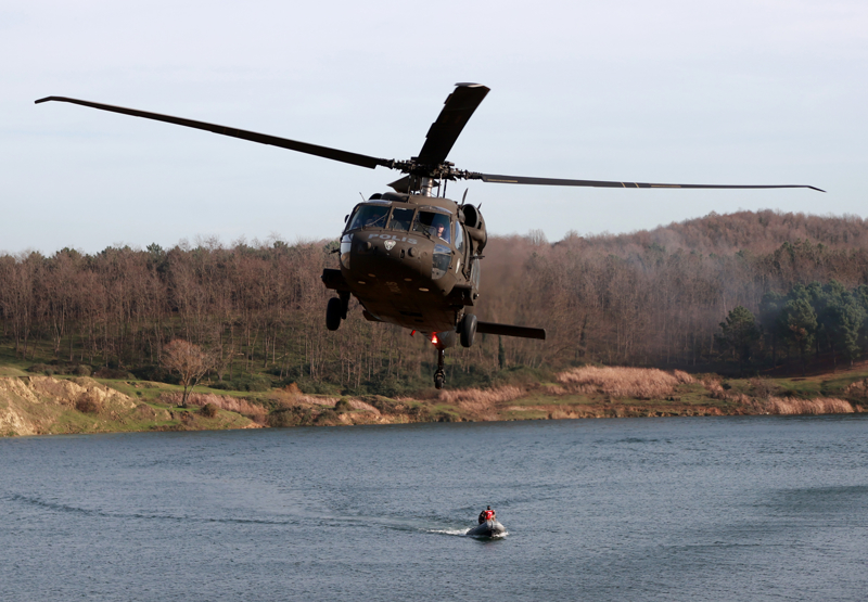 <p>Okulda yapılan tatbikatta ise 'polis müdahale yöntem ve teknikleri' kapsamında silah alma, kısa mesafeden şahsı etkisiz hale getirme, bıçaklı saldırgana müdahale ile silahlı teröriste özel köpekle operasyon yapıldı.</p>