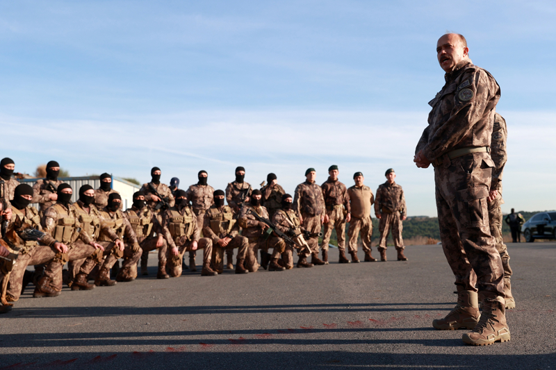 <p>Tatbikatın ardından basın mensuplarına açıklama yapan İstanbul İl Emniyet Müdürü Zafer Aktaş, İstanbul teşkilatının görünür ve görünmez kahramanı olarak addettiği özel harekat polislerine tatbikatta gösterdikleri başarıdan dolayı teşekkür etti.</p>