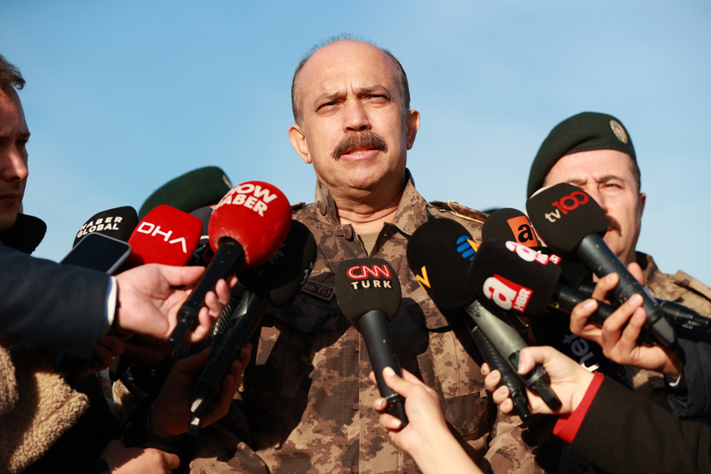 <p>Özel harekat polislerinin İstanbul'un huzur ve güvenliği, vatandaşın can ve mal emniyetini sağlamak, devlet otoritesini korumak gibi önemli görevlerde bulunduklarını belirten Aktaş, 'Bunun devamında vatanın üzerinde emelleri olan hainler ve onların ülkemizdeki uzantıları PKK, KCK, YPG, DEAŞ, DHKP-C, FETÖ/PDY terör örgütleriyle organize suç örgütlerine yönelik başarılı operasyona imza attılar. Arkadaşlarıma teşekkür ediyorum. Bu uğurda vatan, millet, bayrak ve mukaddesat uğruna can veren şehitlerimizi rahmetle anıyorum.' ifadelerini kullandı.</p>