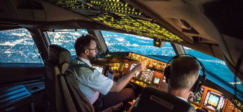 <p>Türkiye'de 8 bin 350 pilot görev yapıyor. Bunun 250'si kadın pilot. Her yıl hızla artan pilot ihtiyacını karşılamak için eğitim veren devlet üniversiteleri Türk Hava Kurumu Üniversitesi ve Anadolu Üniversitesi.</p>