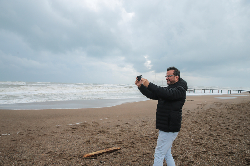 <p>Konyaalt� Sahili'ndeki dev dalgalar� �ok say�da ki�i cep telefonlar�yla g�r�nt�lemeye �al��t�.</p>