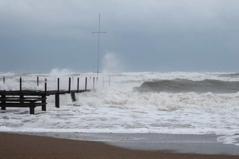 <p><b>- ANTALYA 25 G�N SONRA YA�MURA KAVU�TU</b><br></p><p>Meteoroloji 4. B�lge M�d�r� Mehmet Latif G�ltekin, kentte en fazla ya����n metrekareye 65,5 kilogramla Kepez il�esine d��t���n� s�yledi.</p>