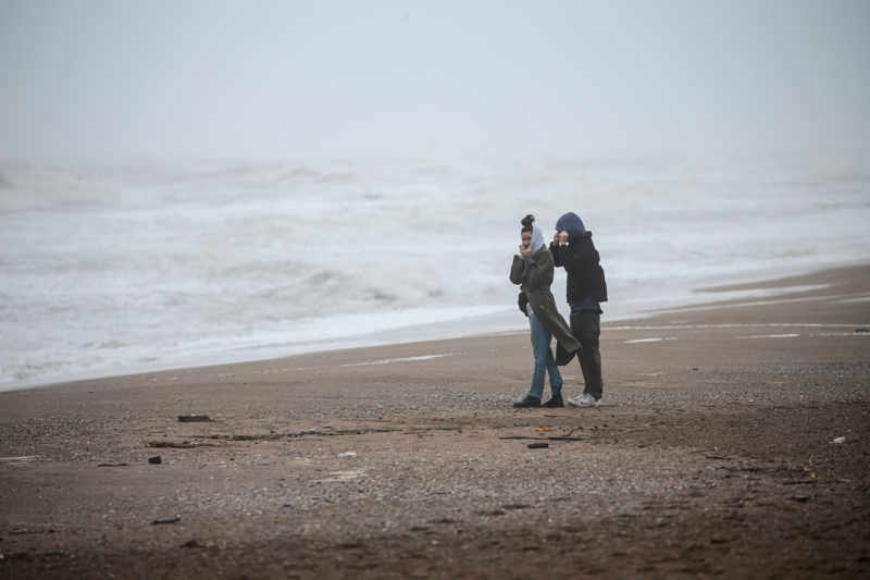 <p><b>- AKDEN�Z FOKU G�R�NT�LEND�</b><br></p><p>Bu arada, AA muhabirleri, Kalei�i Yat Liman�'nda olu�an dalgalarla m�cadele eden Akdeniz fokunu g�r�nt�ledi.</p>