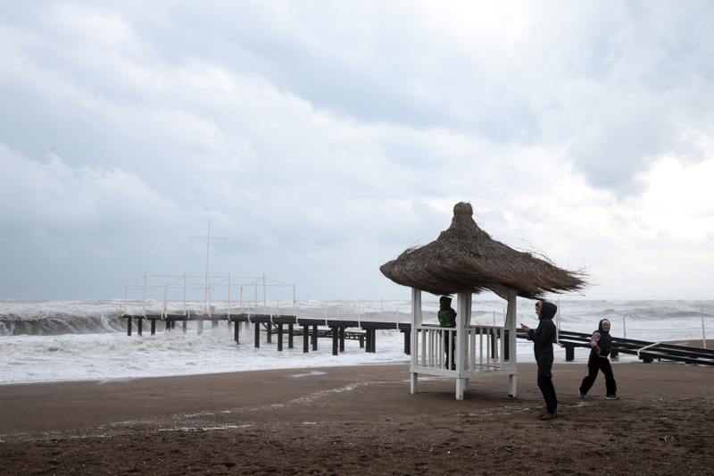 <p>Antalya merkezin 25 g�n�n ard�ndan ya�murla bulu�tu�unu belirten G�ltekin, yer yer a��r� olmak �zere ya����n hafta boyunca s�rece�ini bildirdi.</p>