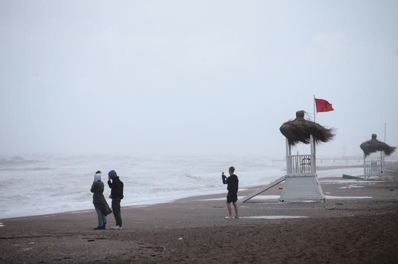 <p>Dalgalar�n aras�ndan ge�erek Yat Liman�'n� s���nan Akdeniz foku, bir s�re burada bekledikten sonra yeniden g�zden kayboldu.</p>