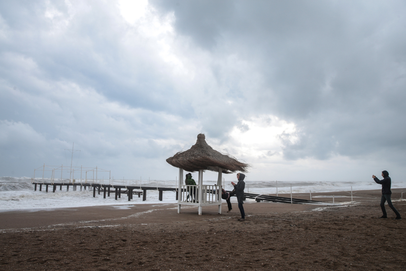 <p>En y�ksek r�zgar h�z�n�n ise Kumluca'da 71,4 kilometreye ula�t���n� kaydeden G�ltekin, f�rt�na ve �iddetli ya����n g�n boyunca devam edece�ini vurgulad�.</p>