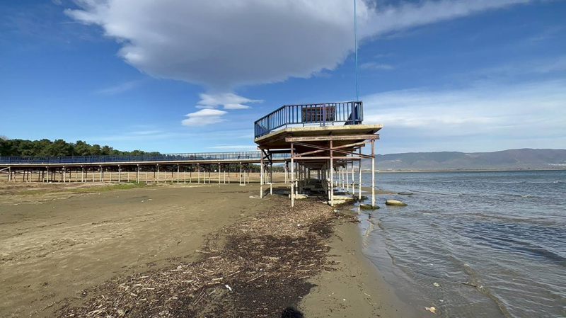 <p> İznik Gölü'nün en büyük iskelesi karada kaldı. 2014 yılında dünyanın en önemli on buluşu arasında olan İznik'teki bazalika kilisesi suyun altında bulunmuştu şimdi ise karada kaldı.</p>