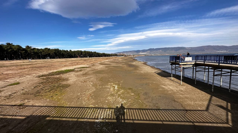 <p><b>KORKUYORUZ</b><br></p><p>İznik Gölü Kıyısında plaj işletmesi bulunan Bekir Uslu, 'İznik Gölü kenarında yaklaşık yirmi yıldır işletmeciyim. Yirmi yıldır ben böyle bir kuraklık görmedim.</p>