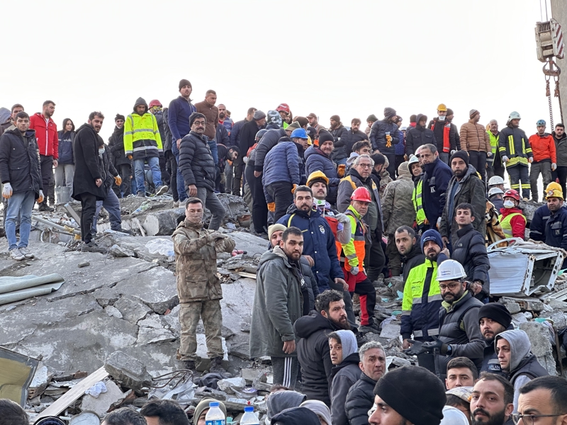 <p>Ekipler, enkazda 65 yaşındaki Azize Subaşı'na ulaştı. Ekiplerini ve gönüllülerin çabalarıyla Subaşı, göçükten yapılan çalışma ile çıkarıldı.</p>