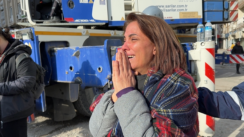 <p>Kurtarılan kadın hazır bekleyen ambulansla hastaneye kaldırıldı.</p><p>Çalışmaları endişe ile takip eden Azize Subaşı'nın kızı ise annesinin kurtarıldığını görünce sevinç gözyaşları döktü.</p>