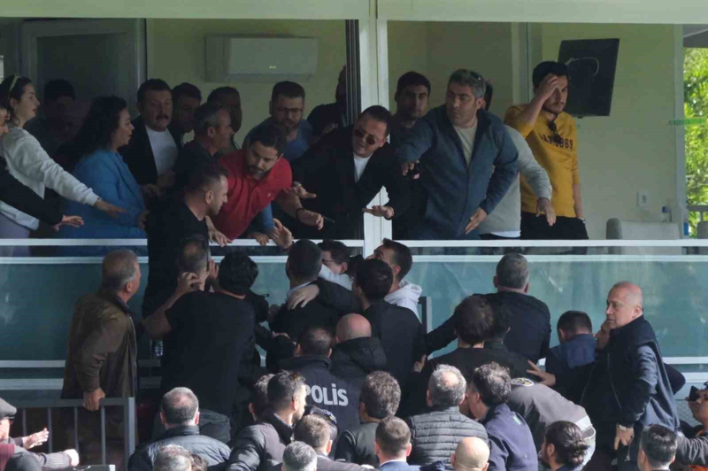 <p>Arbede aras�nda kalan �ocuklar ezilme tehlikesi atlatt�. </p>