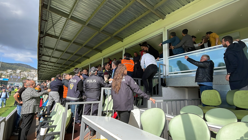 <p>Ma��n b�y�k b�l�m�nde �aykur Rizesporlu taraftarlar, teknik adamlar� B�lent Korkmaz'� istifaya �a��rd�.</p>