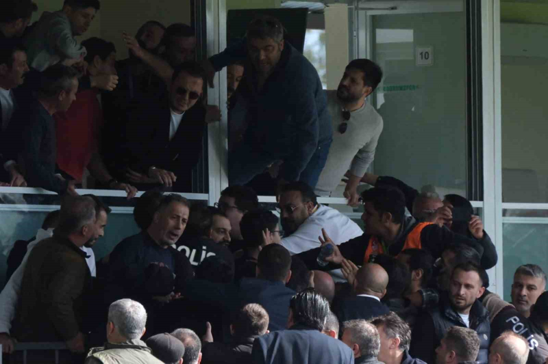 <p>Rizesporlu baz� y�neticiler, localardaki Bodrumspor y�neticileri ile kavgas�nda araya g�venlik g��leri girdi. </p>