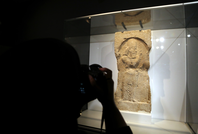 <p>Darabi, bu eserin Birle�ik Arap Emirlikleri'nden (BAE) �ngiltere'ye g�t�r�l�rken hasar g�rd���n�, British Museum'da restore edildikten sonra �ran'a iade edildi�ini aktard�.</p>