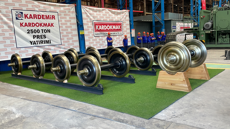 <p>Yıllık 20 bin ton dövme çelik imalatının yapılması planlanan tesiste öncelikle demir yolu akslarının dövülmesi olmak üzere muhtelif çaplarda haddehane merdaneleri, aks, dövme şaftları ve takım çeliği imalatları gerçekleştirilecek.</p><p>Yerli ve milli seri üretimle Türkiye'nin öne</p>