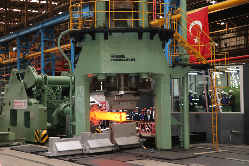 <p><b>- 'Ulaşıma, enerjiye, havacılığa ve savunmaya hizmeti hayata geçireceğiz'</b></p><p>Açılış töreninde konuşan KARDEMİR Yönetim Kurulu Başkanı Prof. Dr. İsmail Demir, 2500 tonluk presin ilk aşamada demir yolları için teker ve aksları döven bir hizmet olarak ilk adımı atacağını söyledi.</p>