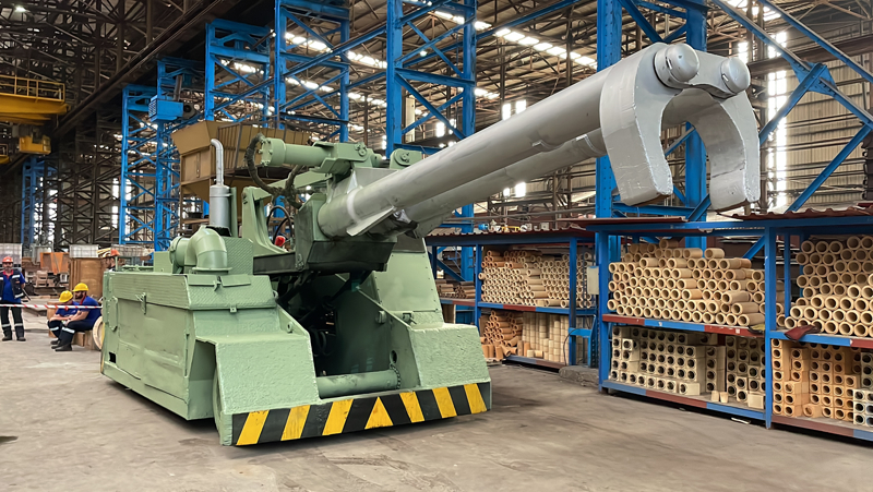 <p>Demir yolu teker setini imzalayan Demir ve beraberindekiler, daha sonra 2 bin 500 tonluk presin çalışmasını izledi.<br></p>