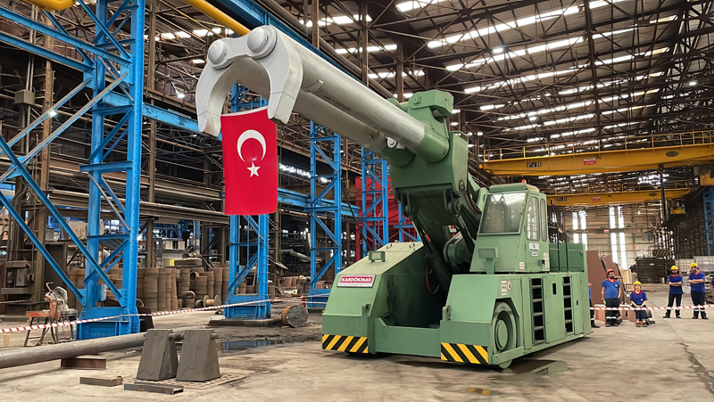 <p><b>Demir, Türkiye'ye katma değer sağlamanın her şeyin başında geldiğini ifade ederek, şunları kaydetti:</b></p><p>'Katma değer sağlamak da yine katma değerli işler yapmak, kaliteli insan, kaliteli tesisat ve emekle oluyor. KARDEMİR'in ve KARDÖKMAK'ın önümüzdeki aylarda, yıllarda çok önemli ve değerli işlere imza atacağına yürekten inanıyoruz. Cevherden mücevhere kadar giden bir yolu takip etmek istiyoruz çünkü mücevher değer demek. Bizim profil demirimiz de yüksek alaşımlı çeliğimiz de teyit alaşımlarımız da hepsi birer mücevher ve daha da ileride çok daha nitelikli ürünlere doğru olan yolculuğumuzun bir adımı olarak görelim bunu. Çeşitli sektörlere, ulaşıma, enerjiye, havacılığa ve savunmaya hizmet verecek bir dizi ürünü, bir dizi hizmeti bu çatı altında inşallah hayata geçireceğiz. Emeği geçen herkese teşekkürlerimi sunuyorum.'</p>