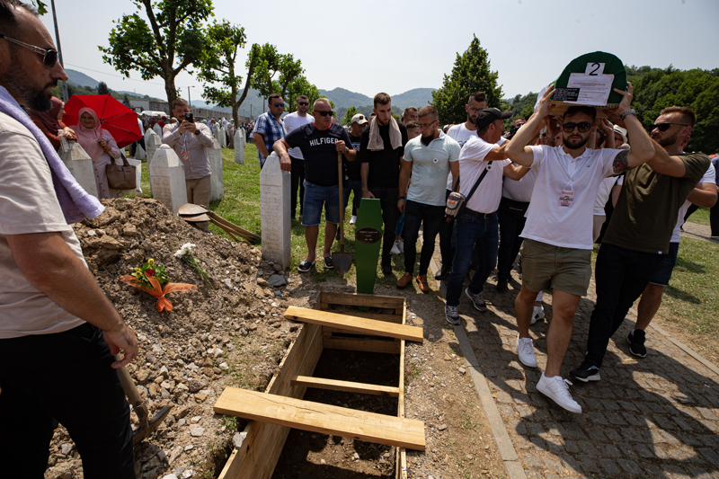 <p>T�rene, Bosna Hersek devlet yetkililerinin yan� s�ra Aile ve Sosyal Hizmetler Bakan� Mahinur �zdemir G�kta�, AK Parti Genel Ba�kanvekili Efkan Ala, �lkedeki diplomatik misyon �efleri ve kurbanlar�n yak�nlar� kat�ld�.</p>