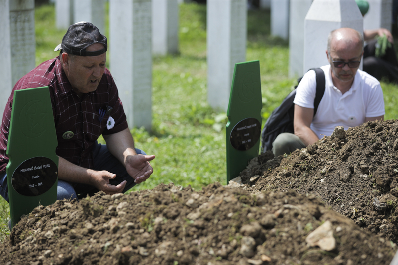 <p>Bu y�l topra�a verilen 30 soyk�r�m kurban�ndan en genci �ld�r�ld���nde 15 ya��nda olan Elvir Salcinovic, en ya�l� kurban ise 65 ya��ndayken �ld�r�len Nezir Muminovic.</p>