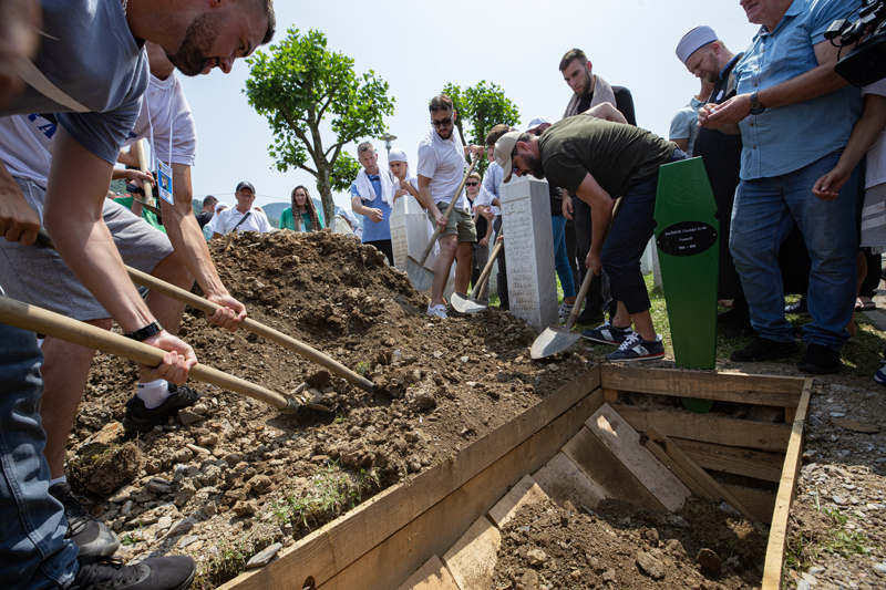 <p>Bosna Hersek �slam Birli�i (Diyanet ��leri) Ba�kan� Husein Kavazovic kurbanlar�n cenaze namaz�n� k�ld�rd�.</p>