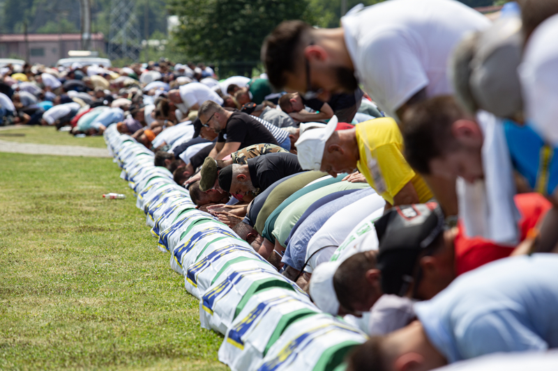 <p><b>Soyk�r�m�n 28'inci y�l�nda topra�a verilen kurbanlar ve do�um tarihleri ��yle:</b></p><p>Dzemail Alic (1962), Mevlid Aljic (1957), Halil Avdic (1975), Esad Dzanic (1968), Semir Dozic (1977), Mujo Esmic (1940), Sakib Garaljevic (1971), Mehmed Gerovic (1945), Ahmedin Halilovic (1976), Senid Hodzic (1975), Sabid Ibrahimovic (1974), Hasib Ibrahimovic (1946), Saban Ibric (1935), Redo Jahic (1935), Esed Klempic (1979), Zuhdjia Lemes (1949), Idriz Mehinovic (1950), Mustafa Mekanic (1979), Vejsil Mujanovic (1943), Hasib Mujanovic (1965), Himzo Mujic (1959), Nezir Muminovic (1930), Bekir Music (1972), Ekber Ridic (1972), Elvir Salcinovic (1980), Sabahudin Selimovic (1964), Nisad Selimovic (1976), Hasan Smajlovic (1959), Rifet Tabakovic (1966), Husein Zukic (1932).</p>