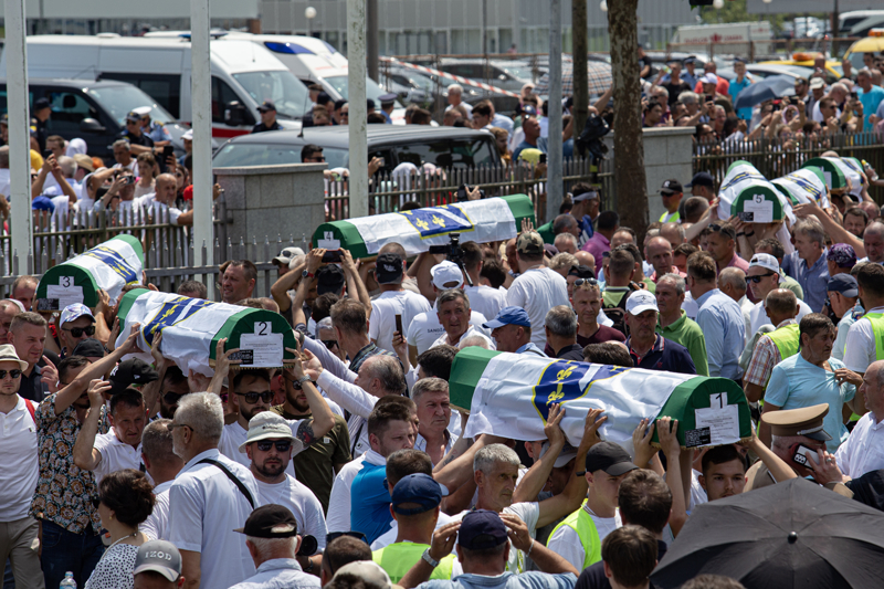 <p><b>- Soyk�r�mda 28 y�lda defnedilenlerin say�s� 6 bin 751'e y�kseldi</b></p><p>Srebrenitsa'n�n 11 Temmuz 1995'te Ratko Mladic komutas�ndaki S�rp birliklerince i�gal edilmesinin hemen ard�ndan BM b�nyesindeki Hollandal� askerlere s���nan sivil Bo�naklar, S�rplara teslim edildi.</p>