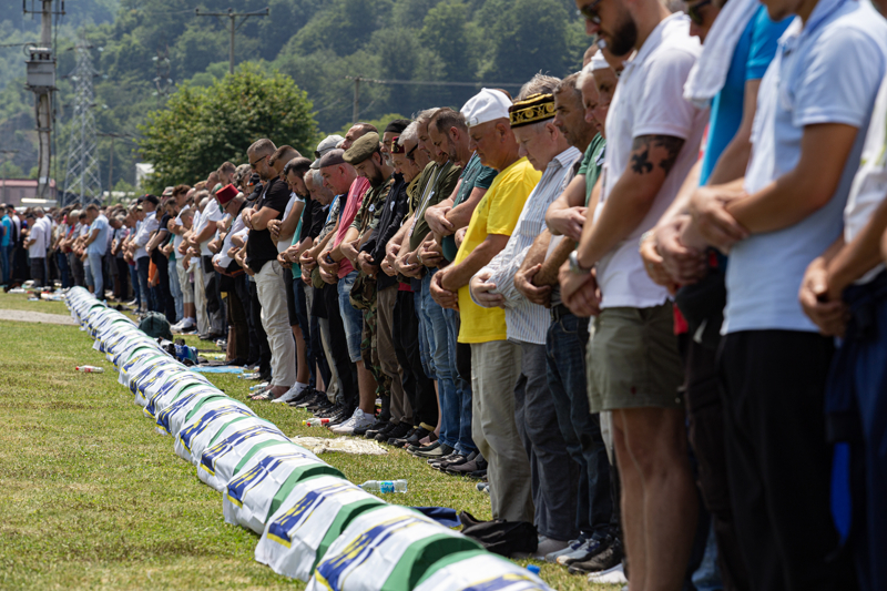 <p>- Baba ve o�ul birlikte g�m�ld�</p><p>Bu y�l g�m�len kurbanlar aras�nda d�rt re�it olmayan ki�i var. Katledildi�inde 15 ya��nda olan Elvir Salcinovic'in yan� s�ra �ld�r�ld�klerinde 16 ya��nda olan Mustafa Mekanic, Esed Klempic ile 17 ya��nda olan Semir Dozic de topra�a verildi.</p>