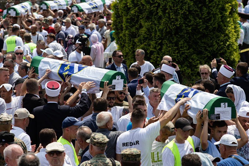 <p>Kad�n ve �ocuklar�n Bo�nak askerlerin kontrol etti�i b�lgeye gitmesine izin veren S�rplar, en az 8 bin 372 Bo�nak erke�i ormanl�k b�lgede, fabrikalarda ve depolarda �ld�rd� ve katledilenler toplu mezarlara g�m�ld�.<br></p>