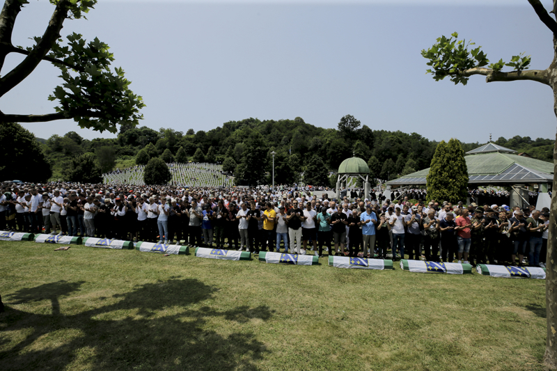 <p>Bu arada, Poto�ari An�t Mezarl���'na defnedilen soyk�r�m kurban� say�s� 6 bin 751'e y�kseldi.</p>