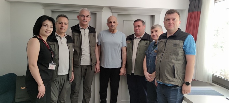 <p>Kendiyle yakından ilgilenen Denizli Orman Bölge Müdürü Ahmet Üçgül'e orman teşkilatı ve Türkiye'ye teşekkür etmek istediğini ifade eden Ivaschenko'nun bu arzusu yerine getirildi. Tedavisinde aşama kat edilmesi beklenen Rus pilotun sağlık durumunun iyiye gittiğinin bildirilmesinin ardından Denizli'ye gelen Orman Genel Müdürü Bekir Karacabey, Ivaschenko'yu evinde ziyaret etti.</p>