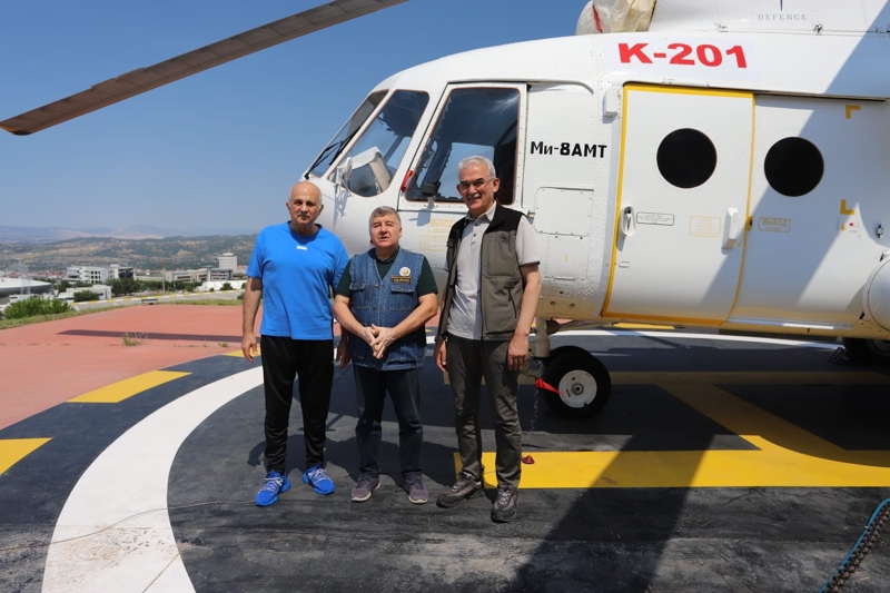 <p>Uygulanan başarılı tedavi sayesinde bugün hayatta olduğunun altını çizen Ivaschenko, 'Şu anda Bölge Müdürümüz gelip, bir yangın ihbarı olduğunu söylerse; ben Denizli için karşılıksız bir şekilde işimi yaparım. Ben Orman Müdürlüğünün bu kadar azimli çalışmasına ve benimle çok iyi ilgilenmelerine şaşırdım. Ankara'daki yetkililere ve Denizli Orman Bölge Müdürlüğüne bir can borcum var. Ben bu kadar sıcaklığı ancak kendi akrabalarımdan görebilirdim. Ama artık siz benim canım ve her şeyimsiniz. Ben onur ve gurur duyuyorum. Ben artık orman ekibinin bir üyesiyim ve her zaman Orman Müdürlüğünün hizmetine hazırım. Orman Müdürlüğü personelleri benim sağ ve sol kolum oldular. Benim için çok çabaladılar ve onlar sayesinde daha iyi durumdayım' diye konuştu.</p>